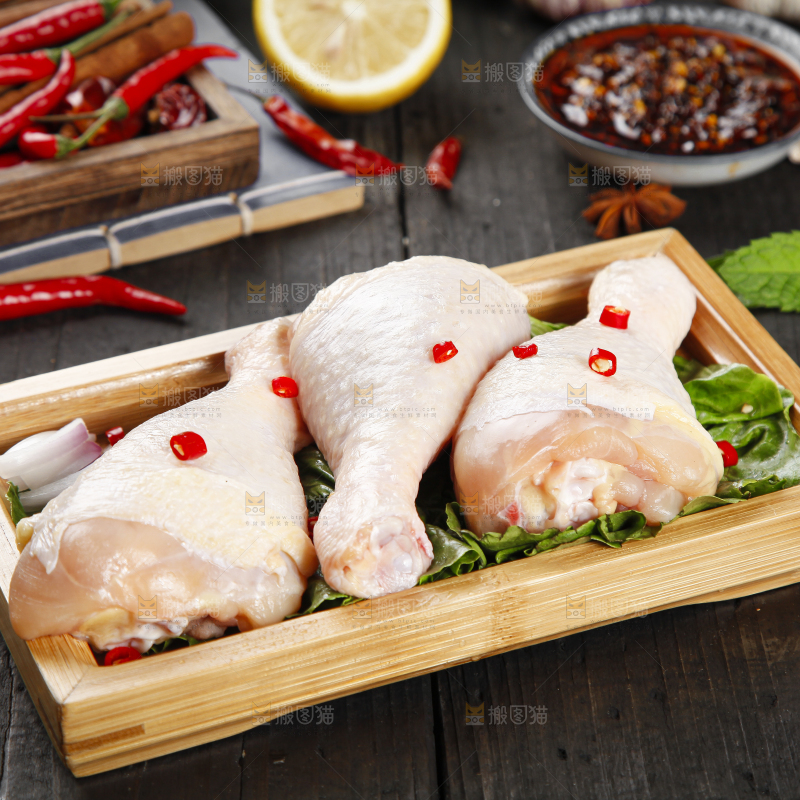 木板上放着一盘新鲜鸡腿