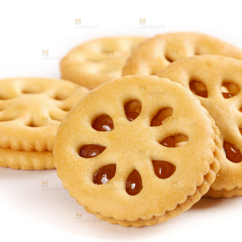 白底上放着夹心饼干