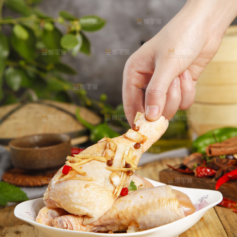 板子上放腌鸡腿