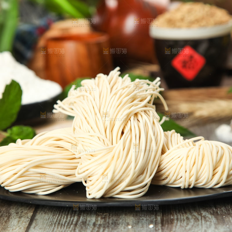 木板上放着一盘细面条