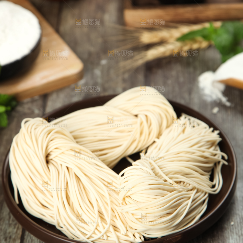 木板上放着一盘细面条