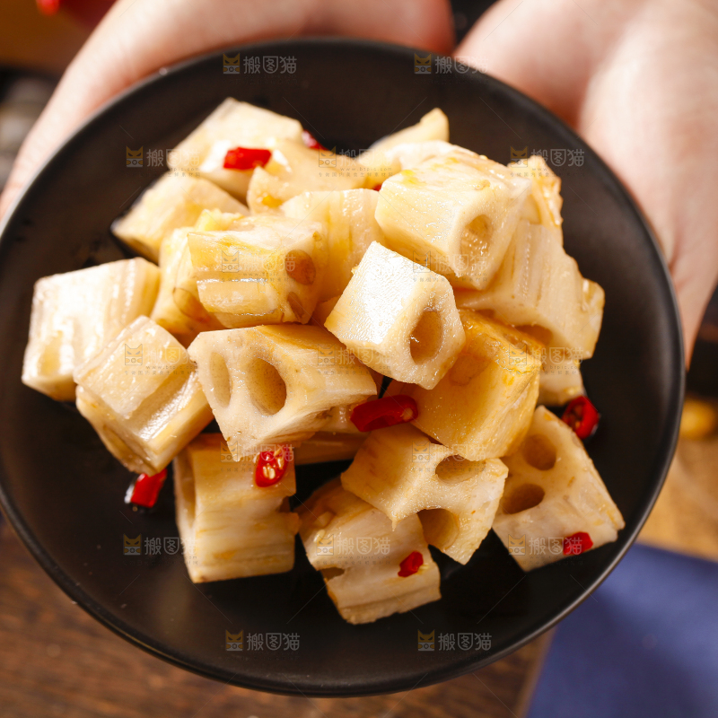 手里拿着一碟香辣藕丁