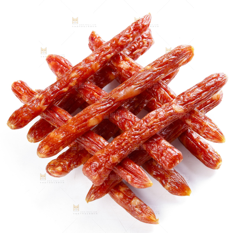 白底上摆放着腊肠