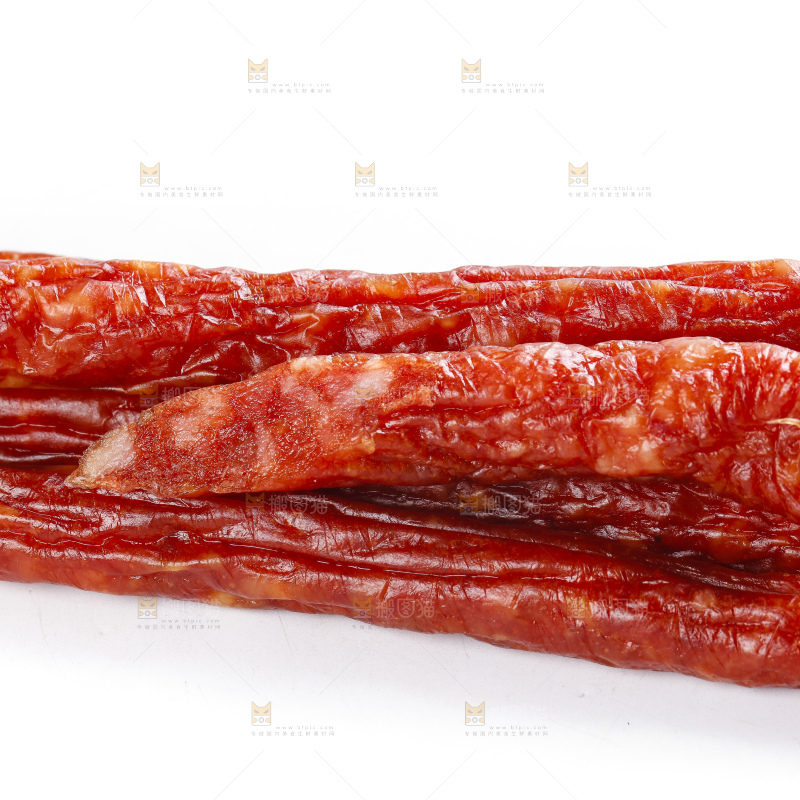 白底上放着腊肠
