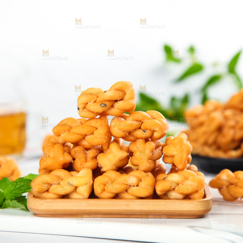 盘子里装着小麻花