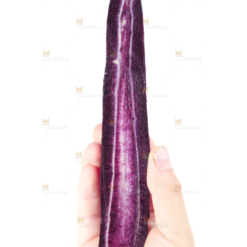 手里拿着紫胡萝卜