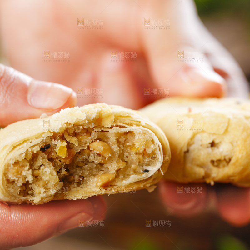手里拿着老月饼