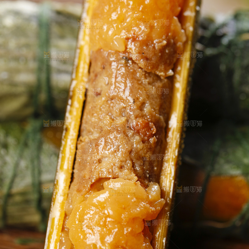 木板上的竹筒粽子