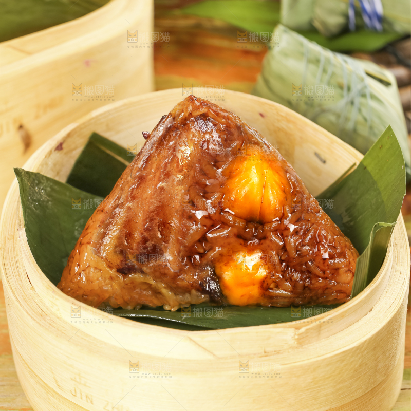 蒸笼里放着肉粽子