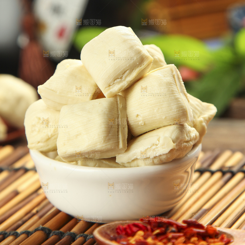 碗里装着手工包浆豆腐