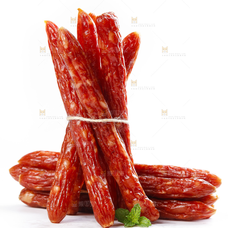 白底上摆放着腊肠