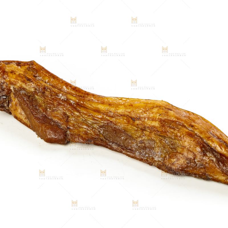 白底上摆放着柴火腊肉