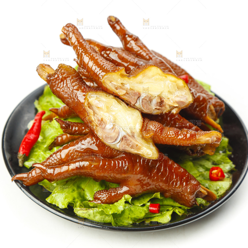 盘子里装着酱香鸡爪