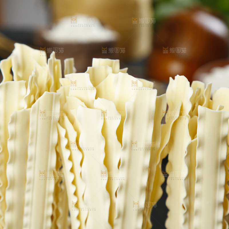 深底上摆放着干面条