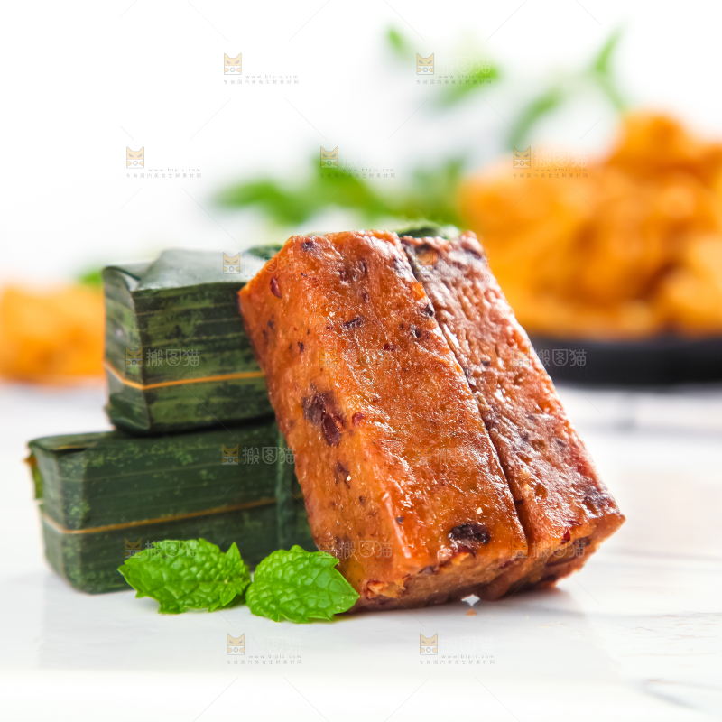 石板上摆放着竹叶糕