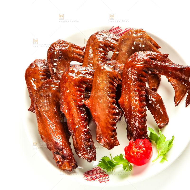 白底上放着酱香鸭翅