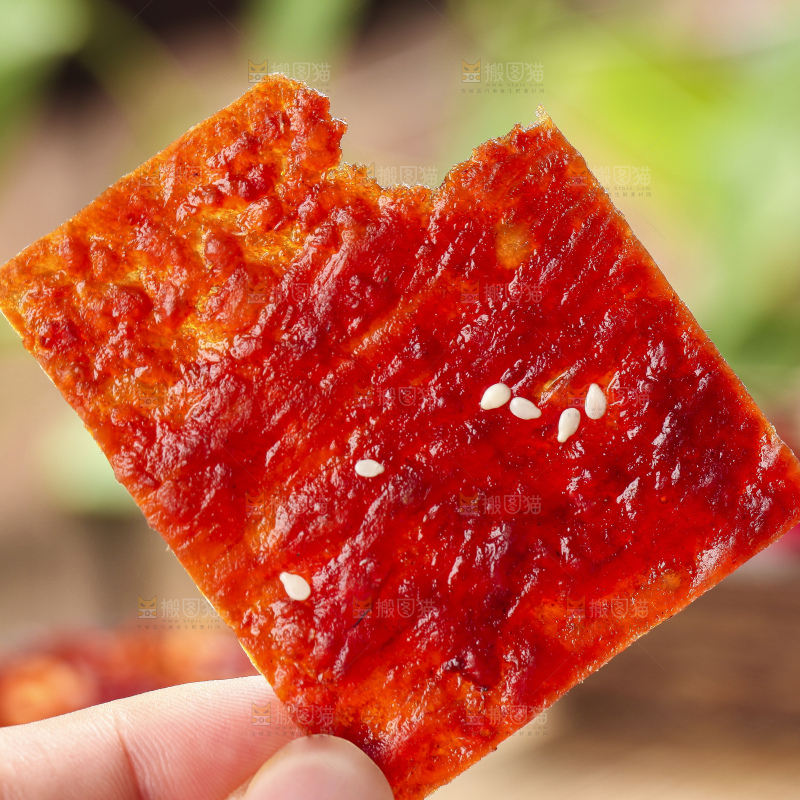 手里拿着肉脯