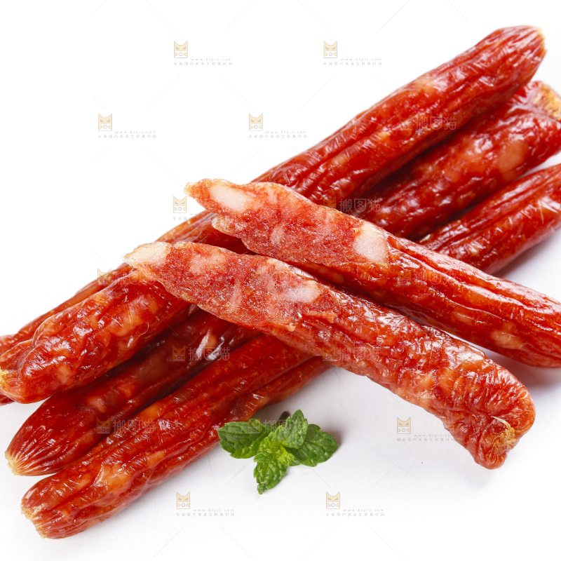 白底上放着腊肠