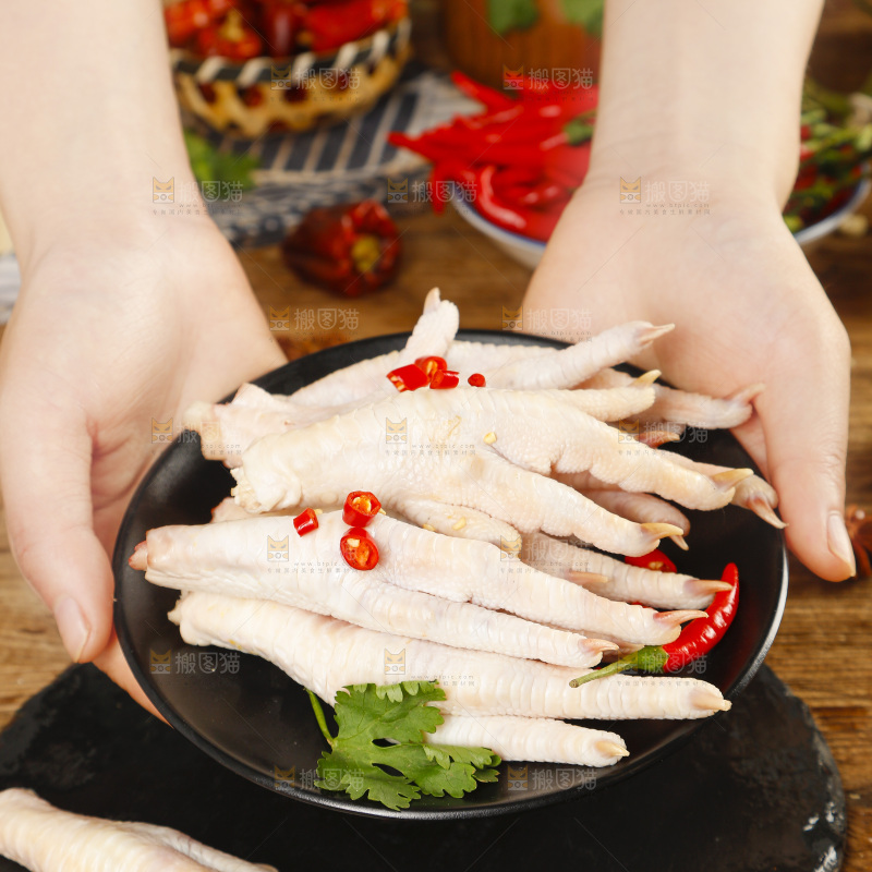 木板上放着一盘鸡爪