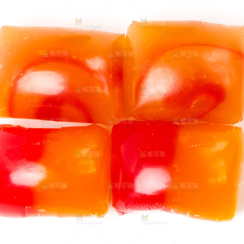 白底上放着糯米团