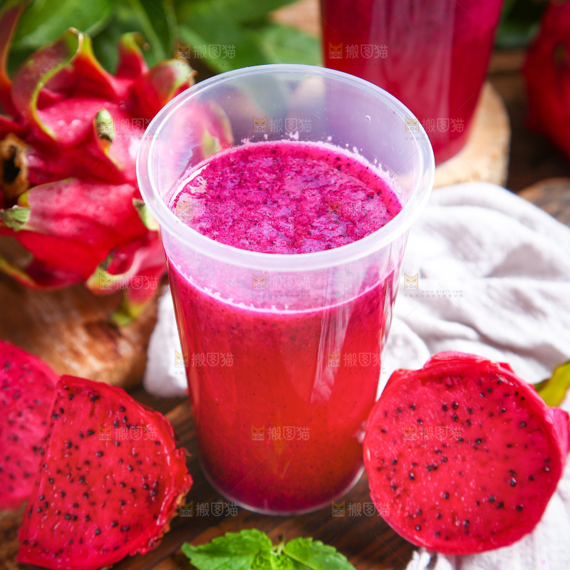 木底上放着火龙果汁