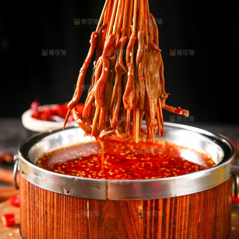 深底上放着一碗冷锅串串