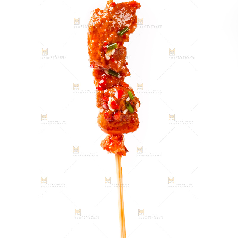 白底上的肉串
