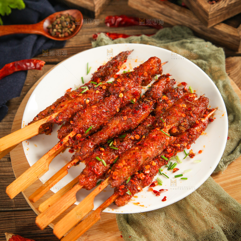 一盘肉串放在木底上