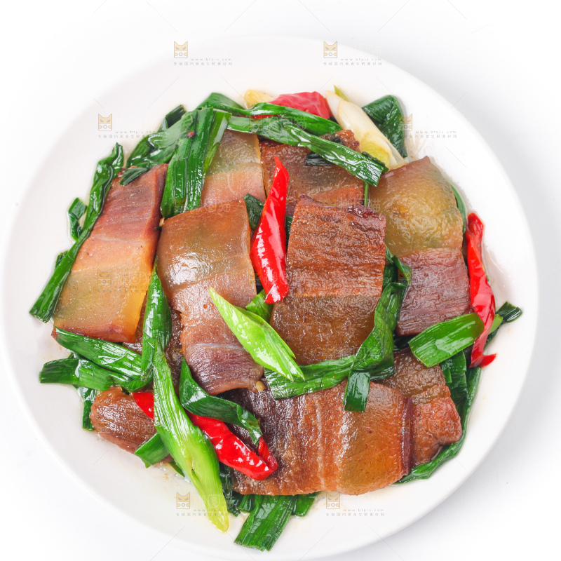 盘子里装着腊肉炒蒜苗