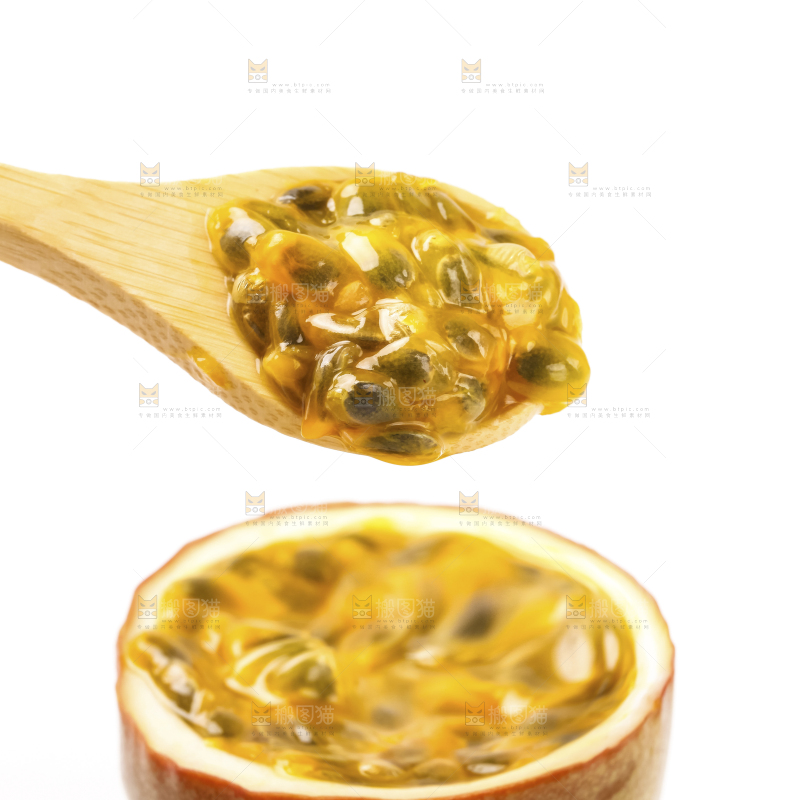 勺子里装着百香果