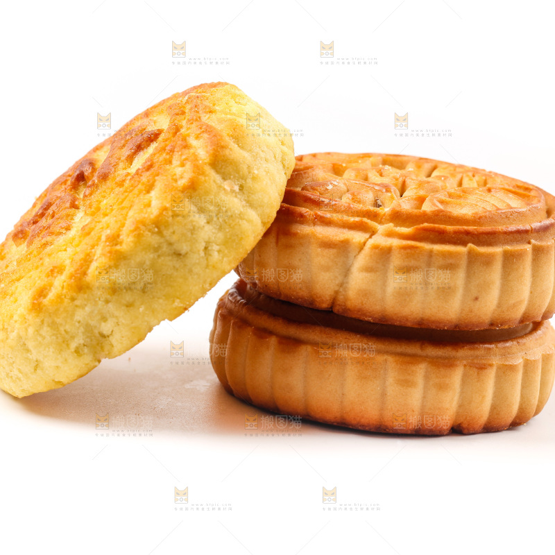 五仁月饼放在白底上