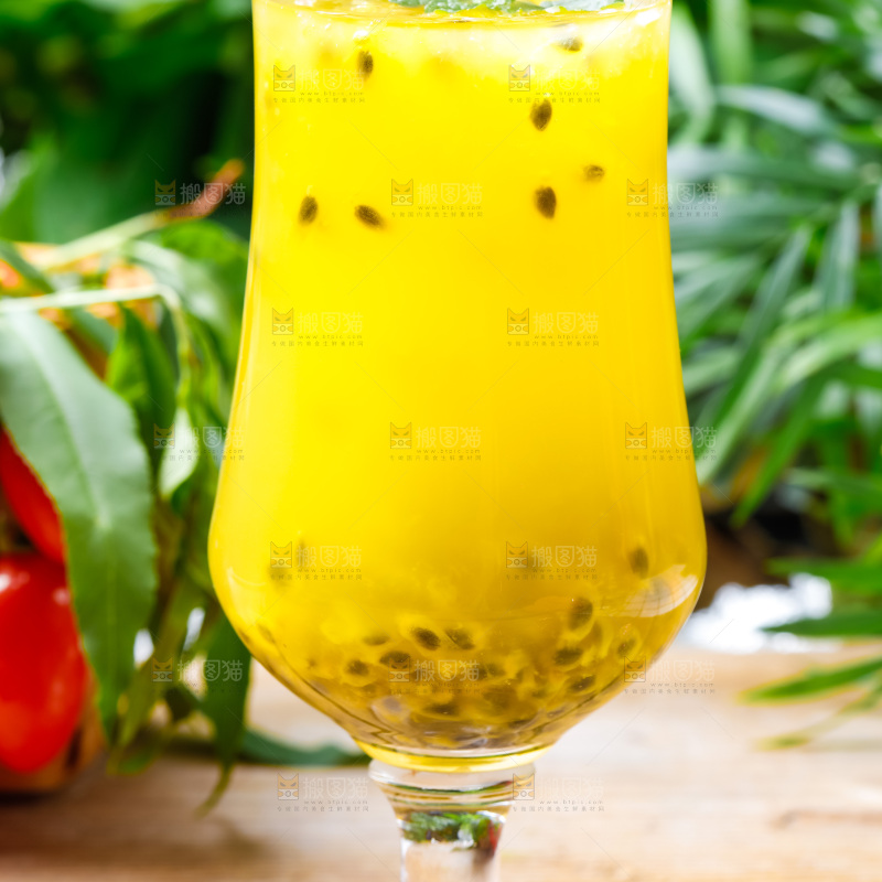 木底上放着一杯百香果汁