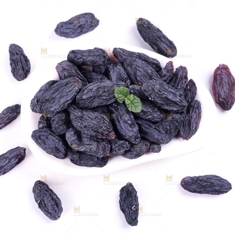 白底上的新疆葡萄干