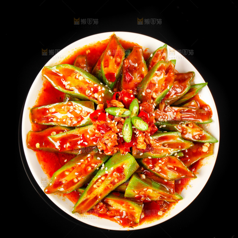 黑底上放着一盘香辣秋葵