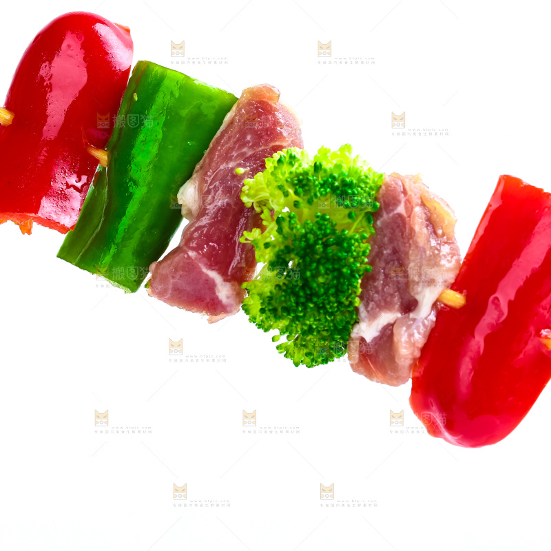 白底上的肉串