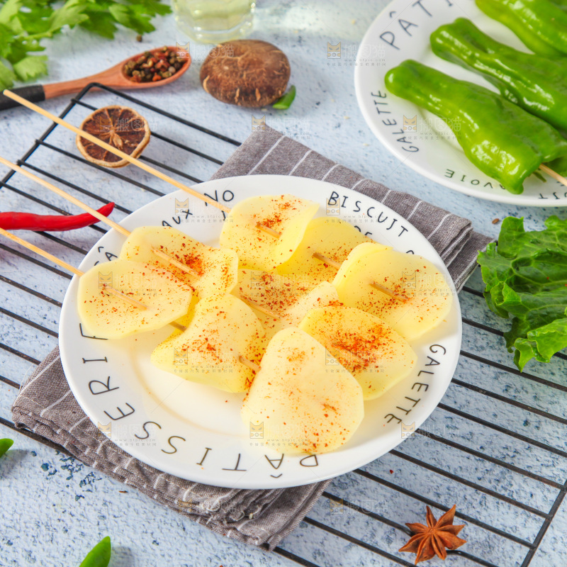 一盘土豆串放在浅底上