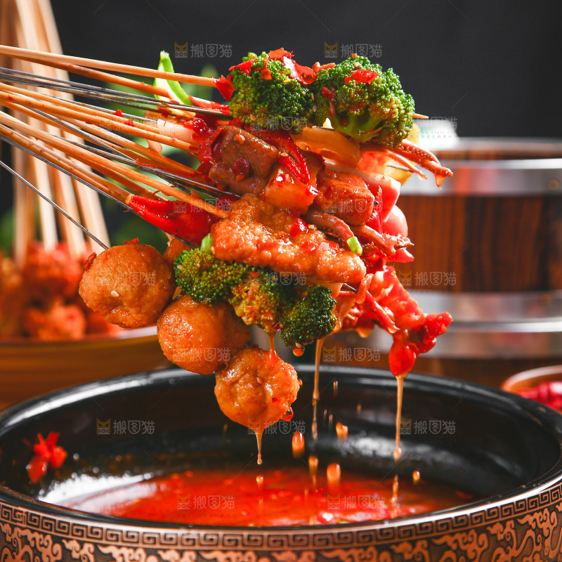 木底上放着一碗麻辣串