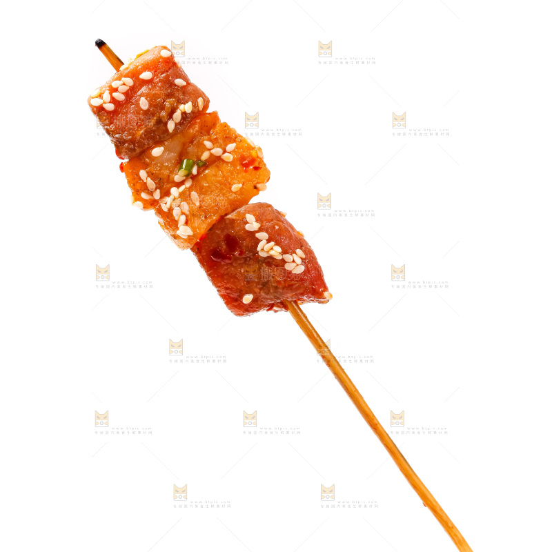 白底上的肉串