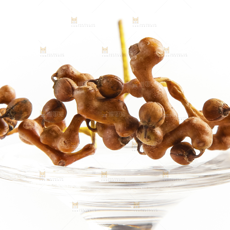 白底上放着拐枣果