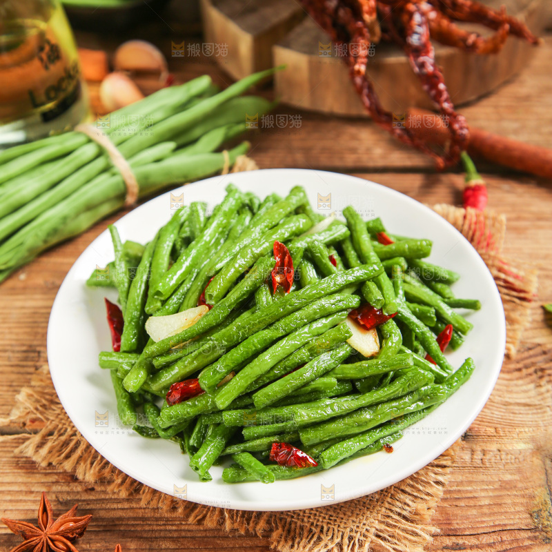 盘子里的豇豆炒辣椒