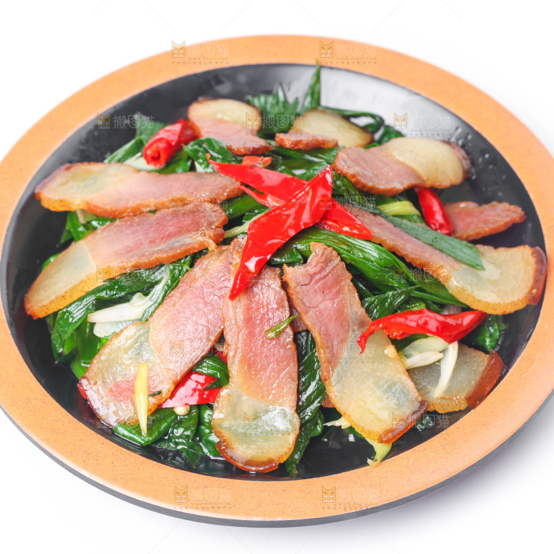 盘子里装着腊肉炒蒜苗