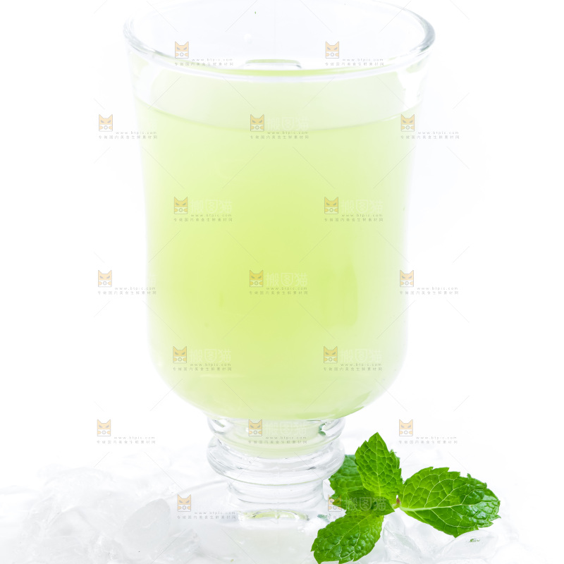 白底上放着一杯早酥梨果汁