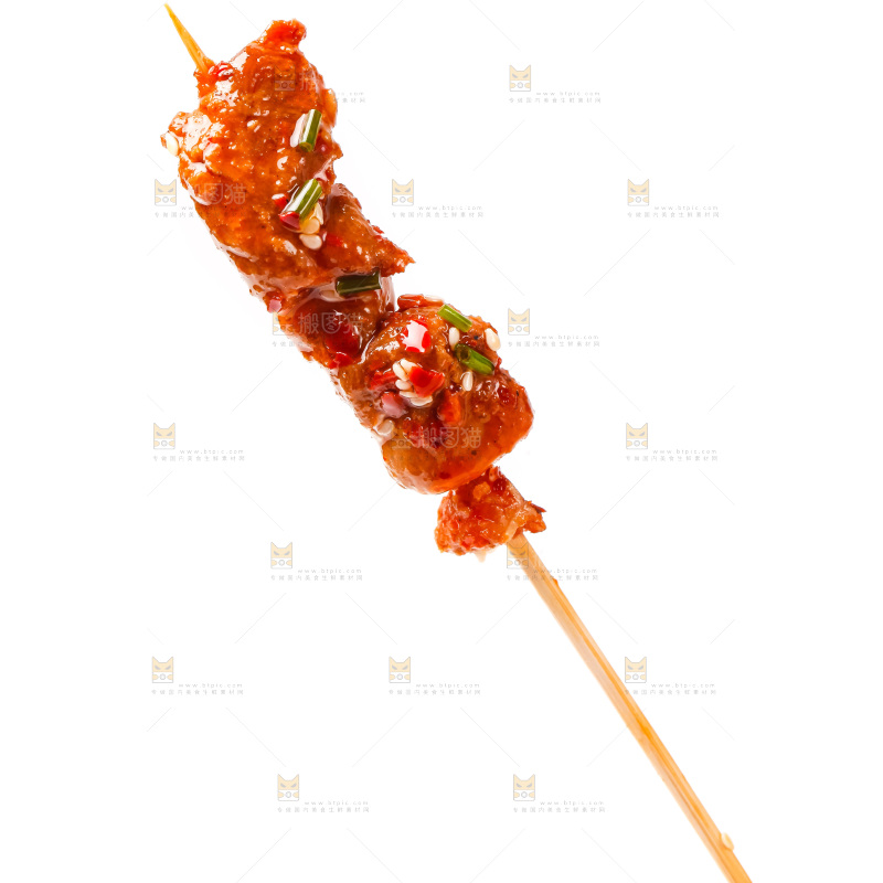 白底上的肉串
