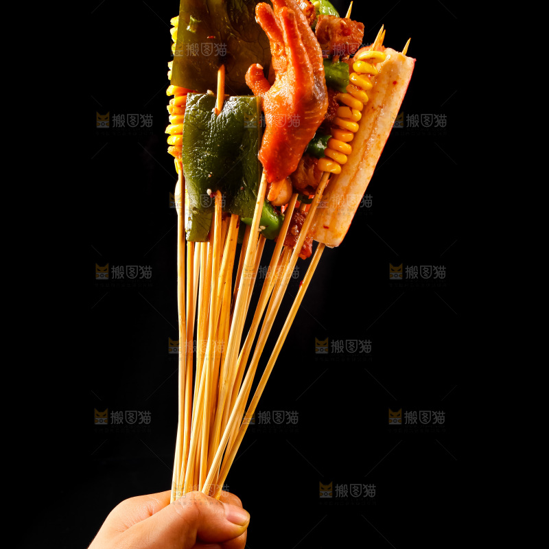 手拿钵钵鸡食材
