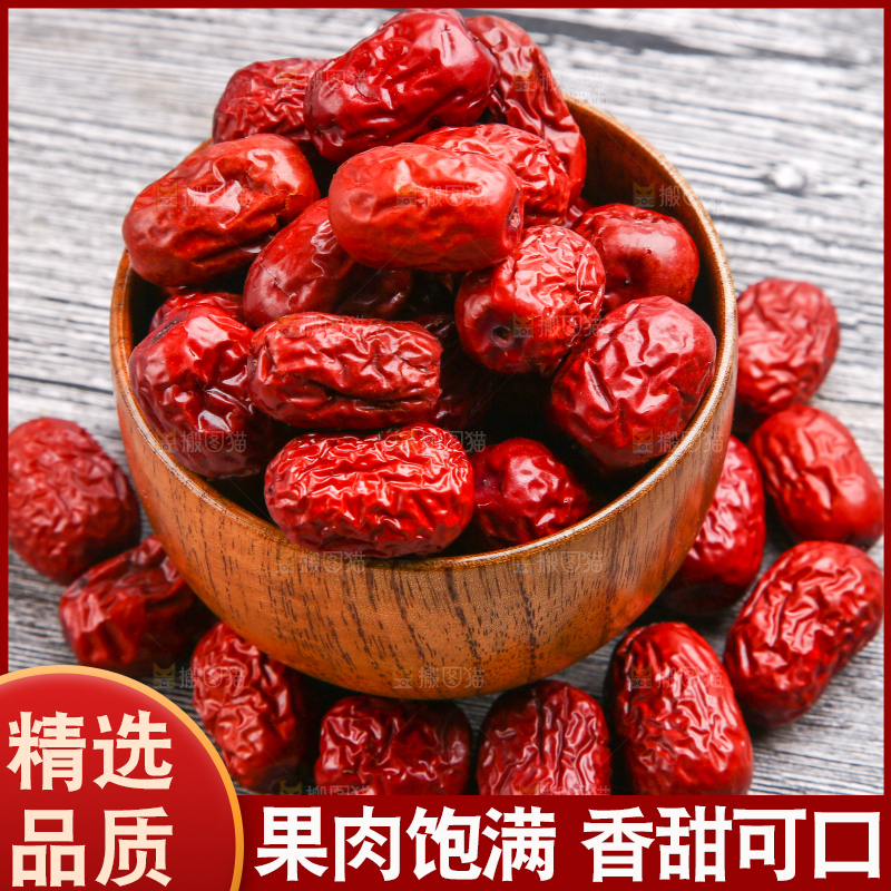 一盘新疆红枣放在木底上