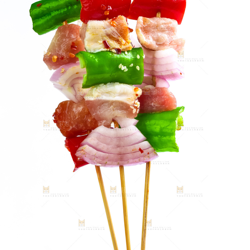 白底上的肉串