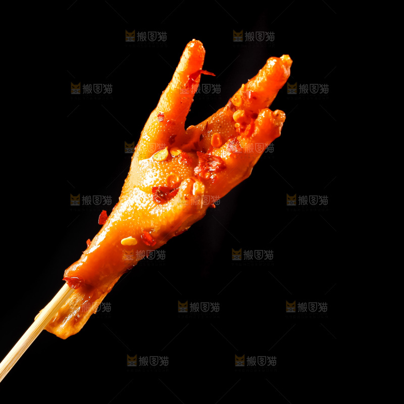 黑底上的鸡爪串