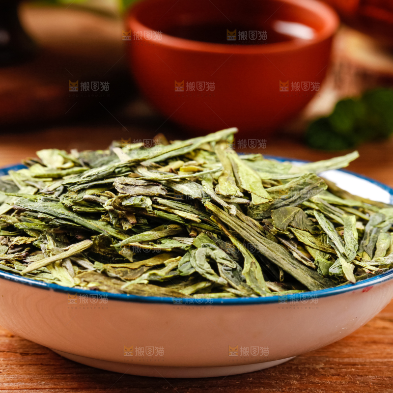 碟子里装着龙井茶