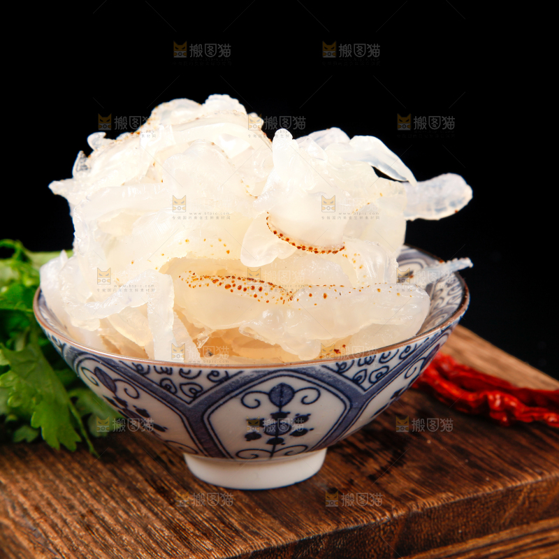 碗里装着白花海蜇丝