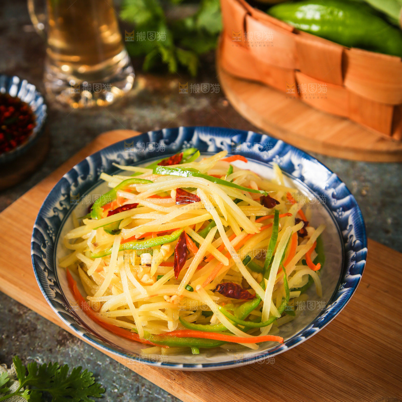盘子里装着炒土豆丝